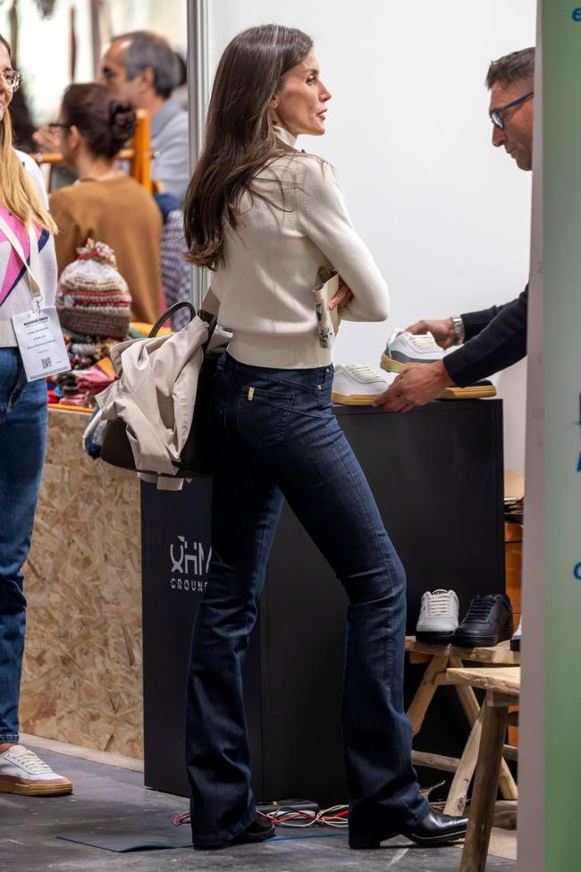 La reina Letizia mira un puesto de zapatillas.